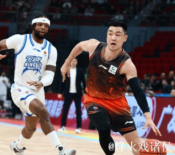 狂胜27分!山东队长在场输分,坐板凳席脸色铁青,球迷:让位吧 狂胜27分!山东队长在场输分,坐板凳席脸色铁青,球迷:让位吧